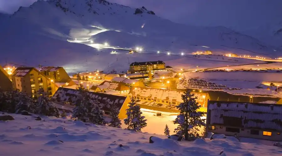 Las Leñas durante el invierno nocturno